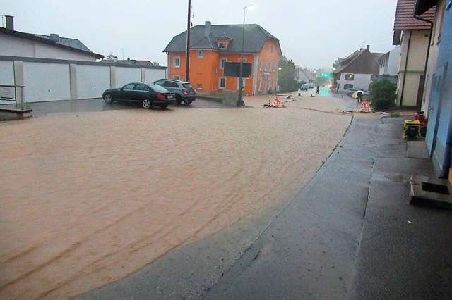 Eine berflutete Strae im Ortsteil M...t weite Teile des Orts berschwemmt. (  | Foto: - (dpa)