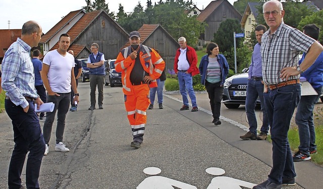 Brgermeister Behringer (links) besich...tige Straenbereiche in Grafenhausen.   | Foto: Wilfried Dieckmann