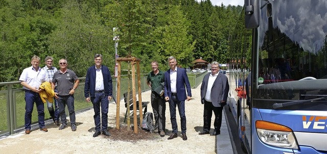 Offiziell eingeweiht wurde die neue Bu...adt- und Kreisrat Ingo Bauer (links).   | Foto: Juliane Khnemund