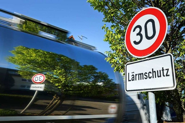 Dass knftig auf der B3 Tempo 30 gelte...,  mit dem Lrm zusammen (Symbolbild).  | Foto: Felix Kstle (dpa)