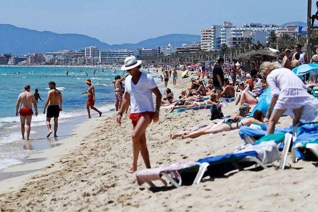 Touristen dieser Tage am Strand von Arenal in Palma de Mallorca  | Foto: Clara Margais (dpa)