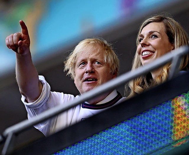 Fuballfans: der britische Ministerpr...n auf der Tribne des Wembley-Stadions  | Foto: Catherine Ivill (dpa)