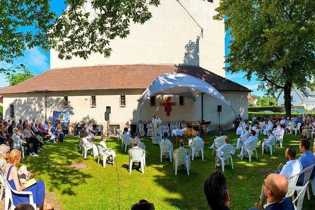 In Freiburg-Mooswald war die Erstkommunion ein sommerliches Open-Air-Event