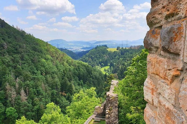 Weitblick: Das Erklimmen des Bergfrieds der Ruine Wieladingen lohnt sich.  | Foto: Gabriele Poppen