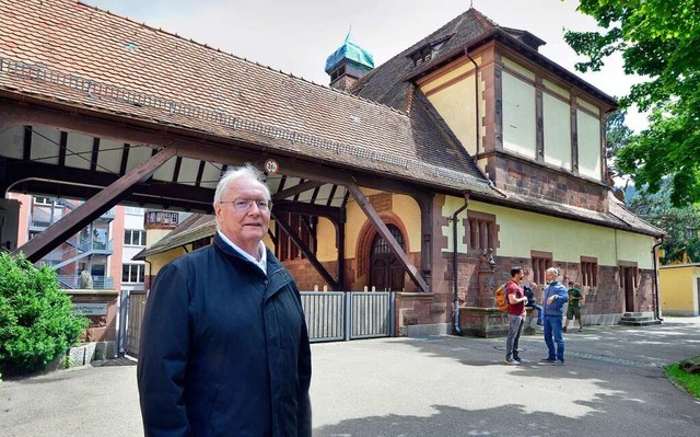 Brgervereinsvorsitzender Hans Lehmann vor der Turnhalle des Lyce Turenne  | Foto: Michael Bamberger