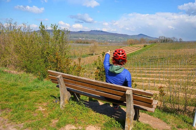 Blick zum groen Bruder: Der Kaiserstu...um Greifen nah bei dieser E-Bike-Tour.  | Foto: Anita Fertl