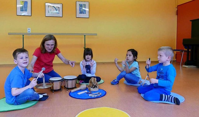 Monika Zauter bringt Kindern im Spielraum Musik unterschiedliche Klnge bei.  | Foto: Martina David-Wenk