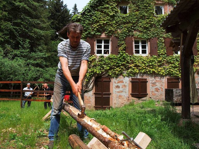 Untere Rostmhle: Andreas Geppert schlgt eine Regenrinne aus Holz.  | Foto: Michael Haberer