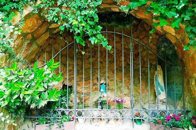 An der Grotte wurde krzlich eine Marienandacht gefeiert.  | Foto: Monika Kenk