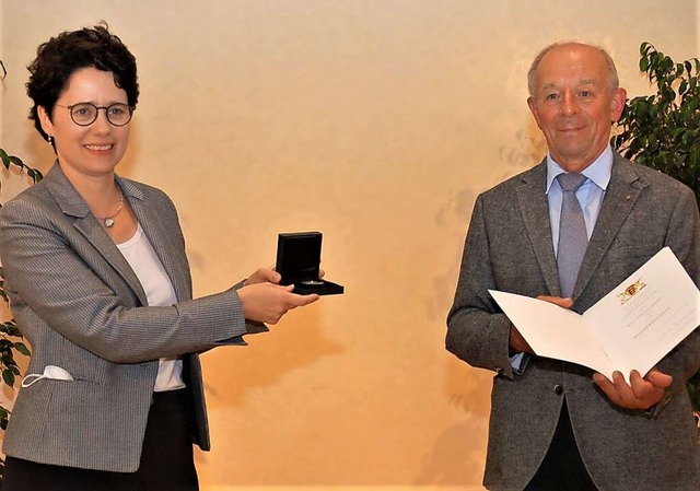 Justizministerin Marion Gentges berre...ufermedaille an Theo Benz aus Kuhbach.  | Foto: Wolfgang Beck
