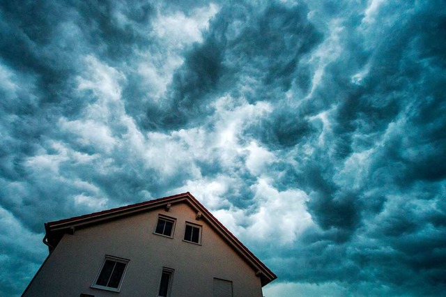 Da braut sich was zusammen: Fllt inne...gen, kommt es oft zu berschwemmungen.  | Foto: Armin Weigel