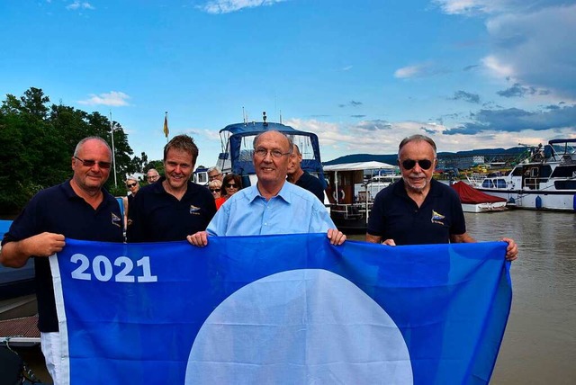 Hinter der Blauen Flagge:  Der Umweltb...d der Zweite Vorsitzende  Ewald Frhle  | Foto: Heinz und Monika Vollmar