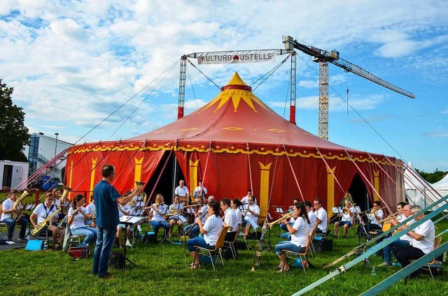 Der Musikverein Grunern begrt die Zuschauer vor dem Zelt.  | Foto: Gabriele Hennicke