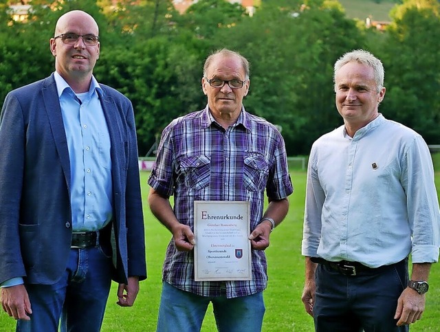 Nach seiner Erhebung zum Ehrenmitglied...onefeld und Ferdinand Brugger (rechts)  | Foto: Verein