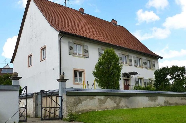Stehen zum Verkauf: Das katholische Pfarrhaus in Reiselfingen<ppp></ppp>  | Foto: Karla Scherer