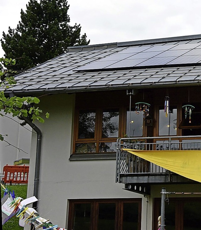 Die neu montierte Photovoltaik-Anlage ... sanierten Dach der Kindertagessttte.  | Foto: Stefan Pichler