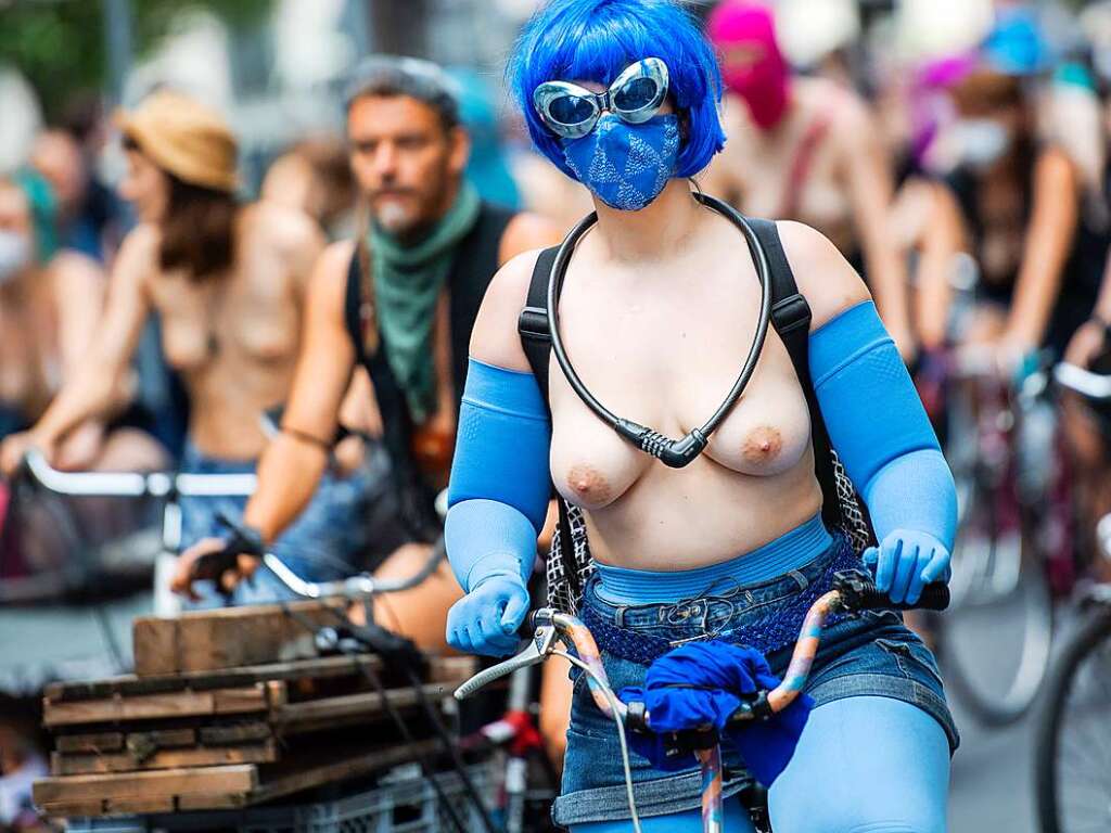 Teilnehmer einer Fahrraddemo fahren unter dem Motto „No Nipple is free until all Nipples are free!“ durch Berlin.