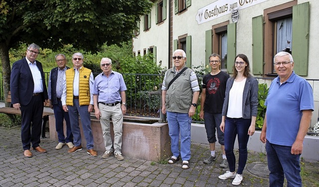 Zum Abschluss des Flurbereinigungsverf...en alle Beteiligten nochmal zusammen.   | Foto: Werner Schnabl