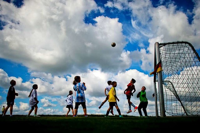 Die Kinder und Jugendliche sind wieder in die Sportvereine zurckgekehrt.  | Foto: Julian Stratenschulte (dpa)