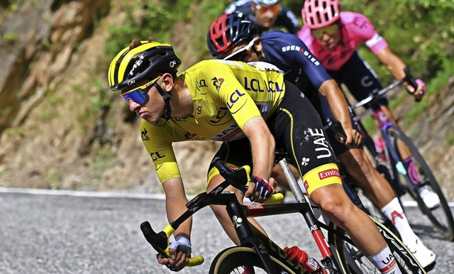 Tadej Pogacar (vorne) lsst sich von d...er Tour de France nicht beeindrucken.   | Foto: David Stockman (dpa)