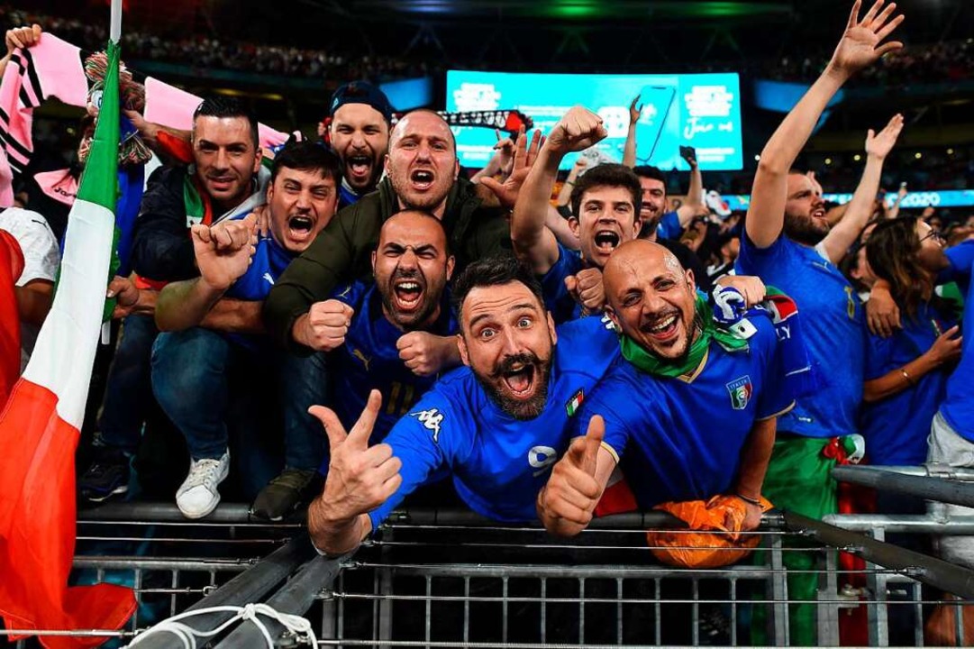 Die italienischen Fans feiern den Sieg.  | Foto: PAUL ELLIS (AFP)