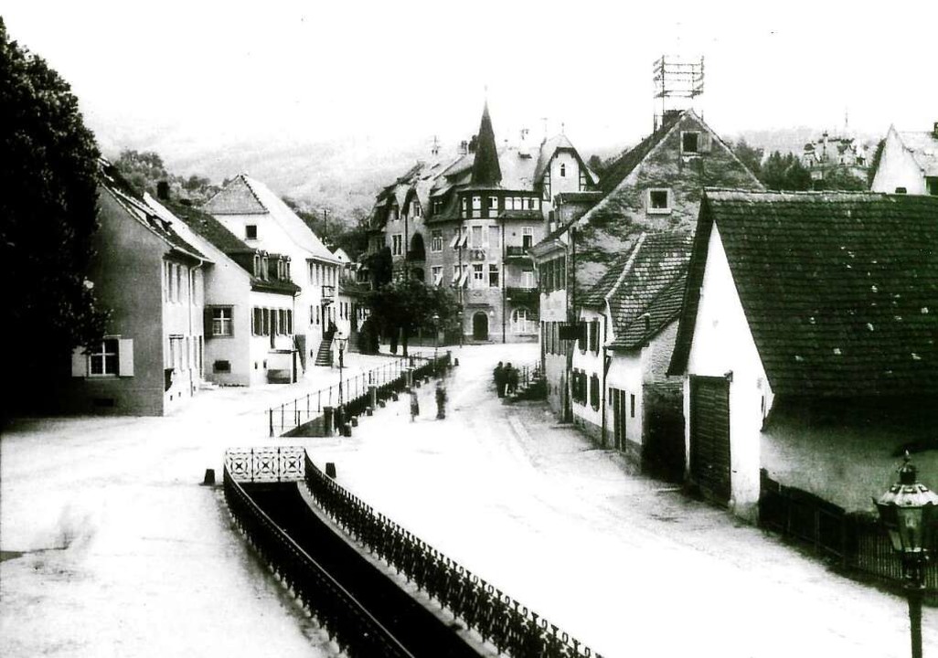 Der Glasbach in Herderns Ortskern auf ... Aufnahme, die um 1920 entstanden ist.  | Foto: Archiv Hans Sigmund
