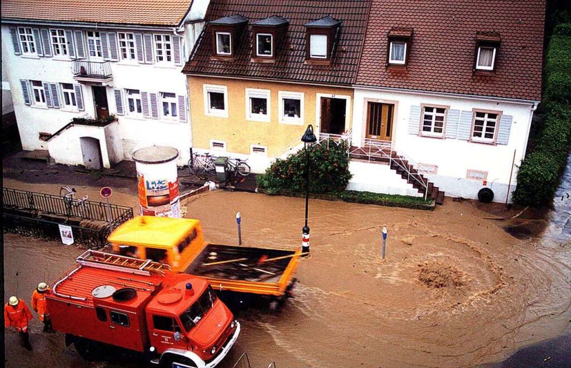 Immer wieder tritt der Bach über die U...chwemmungen, so wie hier im Jahr 1994.  | Foto: Hans Sigmund