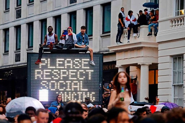 &#8222;Please respect Social Distancin...gel hielten sich Fans in London nicht.  | Foto: TOLGA AKMEN (AFP)