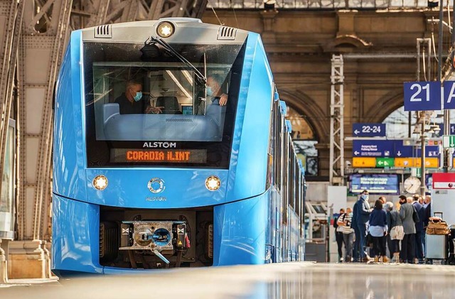 Ein Vorserienfahrzeug des neuen Wasser...swerk der Bahn in Frankfurt-Griesheim.  | Foto: Frank Rumpenhorst (dpa)