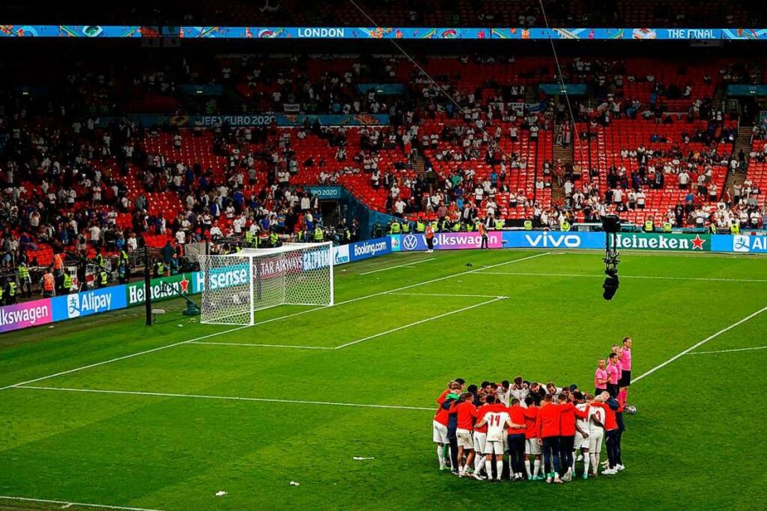 Die Ränge haben sich bereits geleert: das englische Team nach der Niederlage.  | Foto: JOHN SIBLEY (AFP)