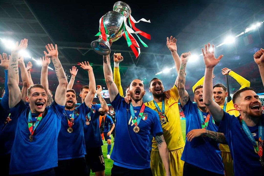 Ungebändigte Freude beim italienischen Team.  | Foto: Nick Potts (dpa)