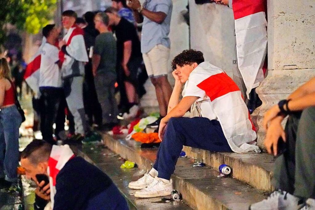 Traurige englische Fans am Trafalgar Square.  | Foto: Victoria Jones (dpa)