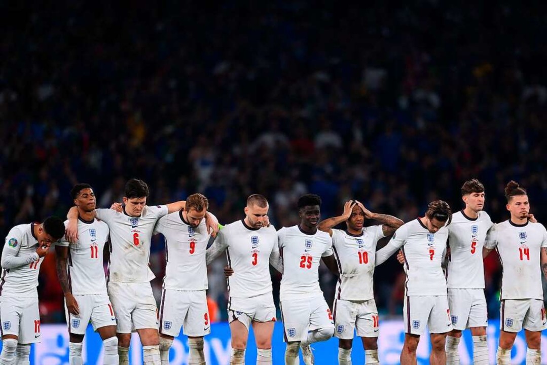 Das englische Team beobachtet das Elfmeterschießen.  | Foto: LAURENCE GRIFFITHS (AFP)