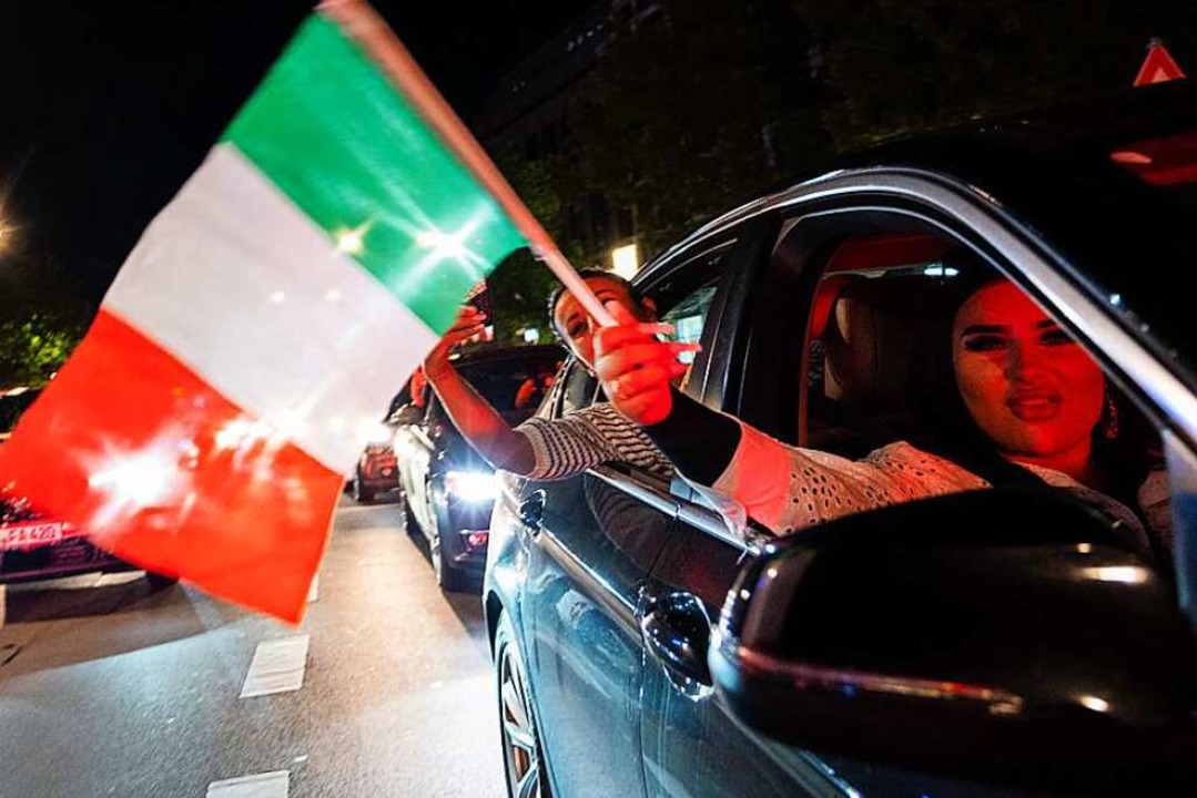 Ausgelassen feiern die italienischen Fans den EM-Titel.  | Foto: Christophe Gateau (dpa)