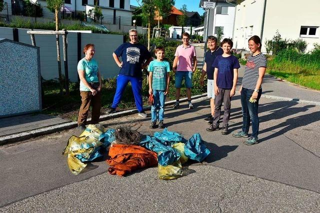 Zwei Familien initiieren eine Putzaktion auf dem Neufeld-Sd