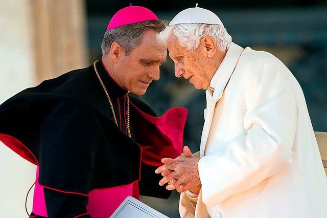 Papst Benedikt XVI. (rechts) und sein Privatsekretr Georg Gnswein  | Foto: Michael Kappeler