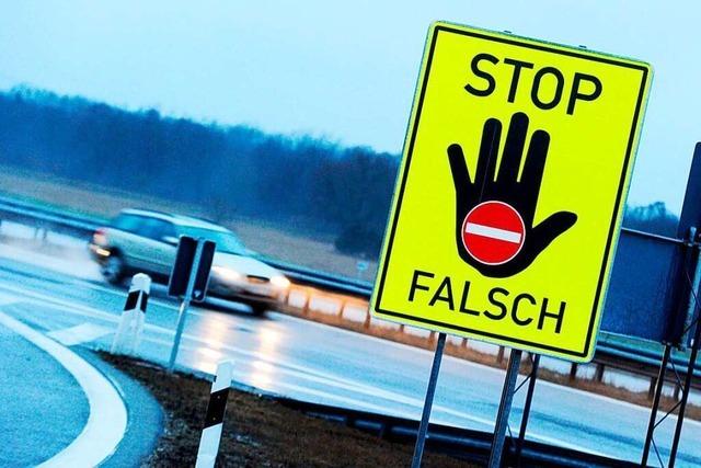 Falschfahrender Lastwagen verursacht Unfall auf der Autobahn bei Weil am Rhein
