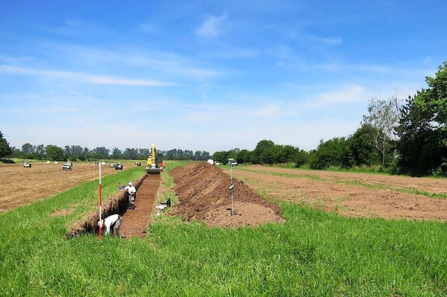 Fr die Sondierungen werden in dem zu ...den Gebiet regelmige Grben gezogen.  | Foto: Gnter Waldenmaier