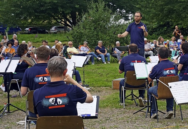 Dirigent Dennis Droll dirigierte die Stadtkapelle das erste Mal vor Publikum.  | Foto: Ilona Huege