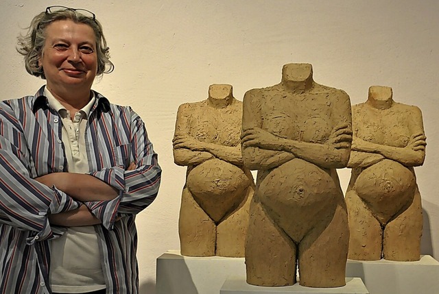 Die Skulpturen von schwangeren Frauen ...bei ihrer Ausstellung im Galerie-Caf.  | Foto: Jutta Schtz