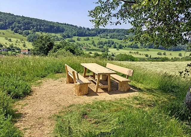 Wer am Lipberg Pause macht, kann ins T...ten Holzmbel waren angezndet worden.  | Foto: Michael Bachmann