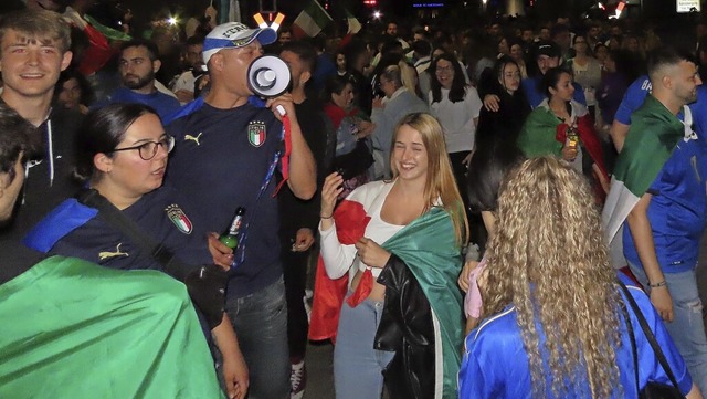 900 Italien-Fans feierten nach Mitternacht ausgelassen vor den Beck-Arkaden.   | Foto: Gerd Leutenecker