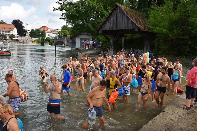 Die Einstiegsstelle. Unser Foto zeigt ...nzberschreitende Rheinschwimmen 2019.  | Foto: Heinz und Monika Vollmar