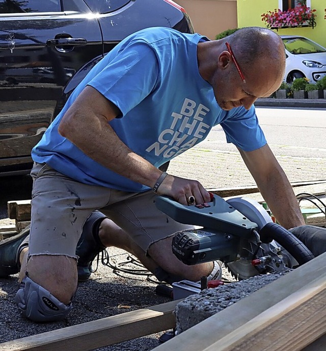 Wil Williford repariert die Bnke vor der Hellbergschule in Brombach.  | Foto: Aaron Hohenfeld