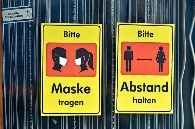Zwei Schilder in Freiburg weisen auf d...n hin: Abstand, Hygiene, Alltagsmaske.  | Foto: Michael Bamberger