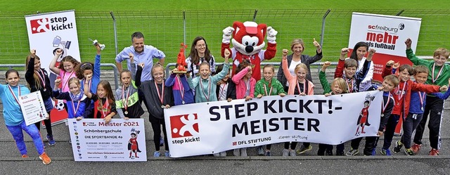 Jaaaaa, gewonnen! Die Sportbande in Feierlaune.  | Foto: Michael Bamberger