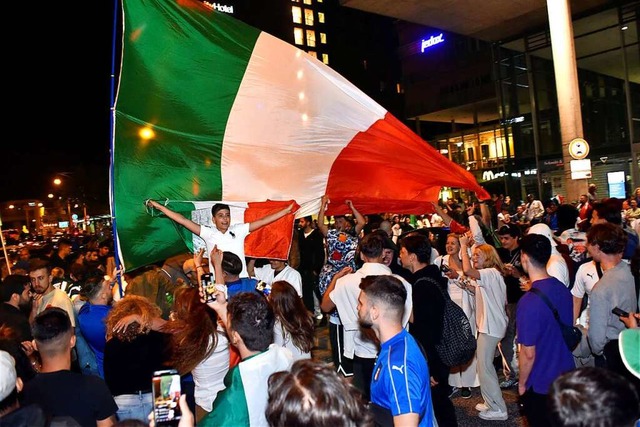 Rund 400 Italiener und Italien-Fans fe...auptbahnhof den Fuball-Europameister.  | Foto: Thomas Kunz