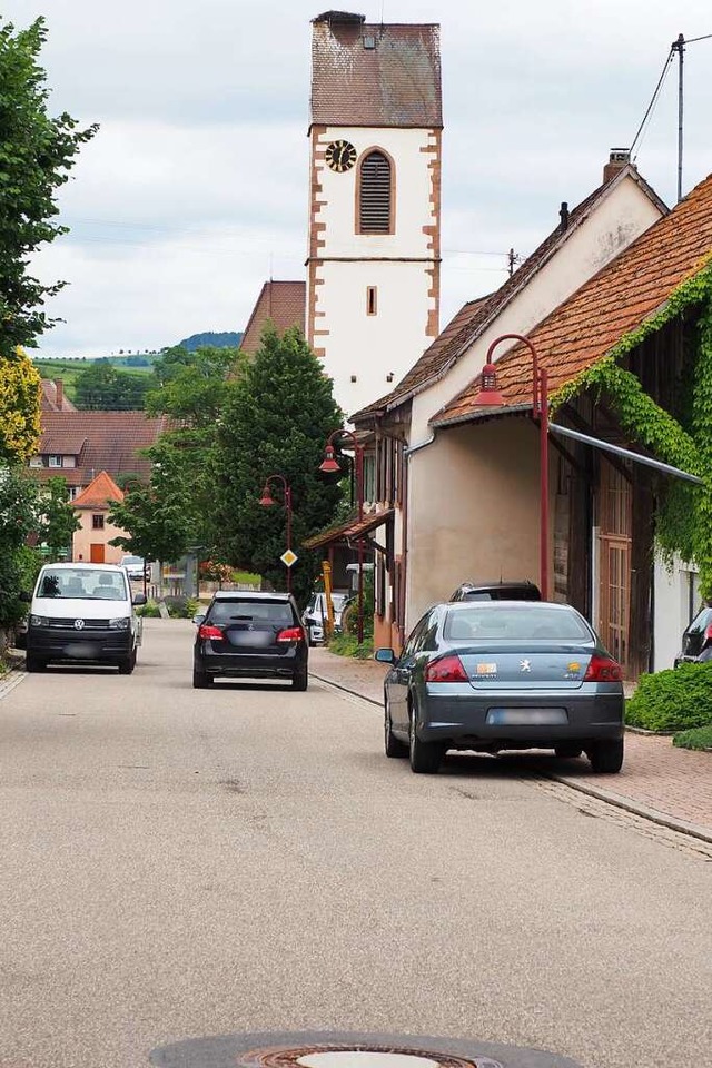 Parkende Autos sorgen fr Enge auf der Fischinger Dorfstrae und den Gehwegen.  | Foto: Herbert Frey