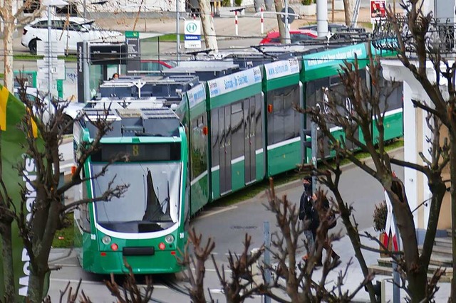 Die Tram 8 bei ihrer Fahrt durch Friedlingen  | Foto: Victoria Langelott