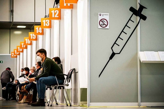 Szene aus einem Berliner Impfzentrum: ...in Angela Merkel am heutigen Dienstag.  | Foto: Michael Kappeler (dpa)